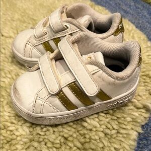 Adidas Kids Sneakers in White and Gold
